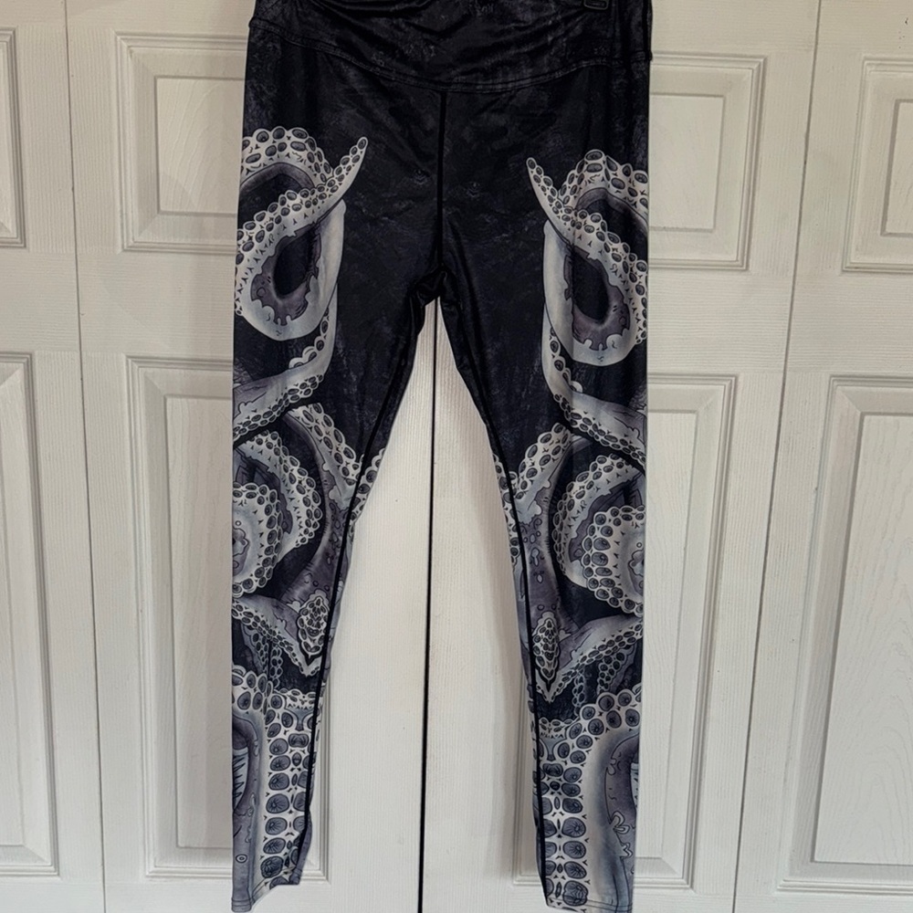 Octopus Tentacle Print Yoga Leggings - Black and Gray